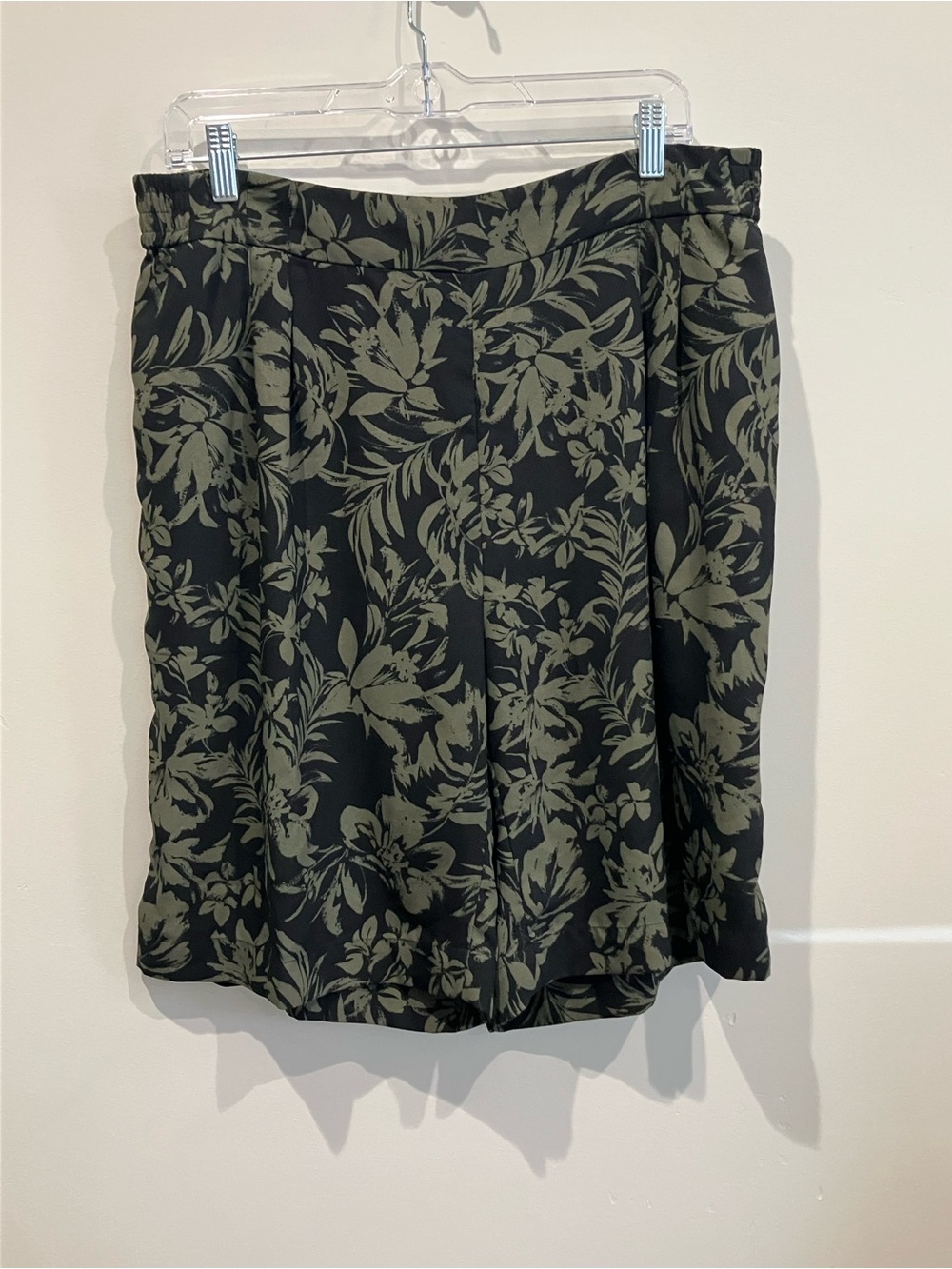 Chelsea28 Black Palm Pleated Pull On Floral Long Shorts